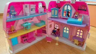 Casita de muñecas rosa con balcón