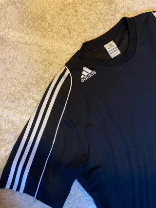 Camiseta Adidas Negra y Blanca Deportiva