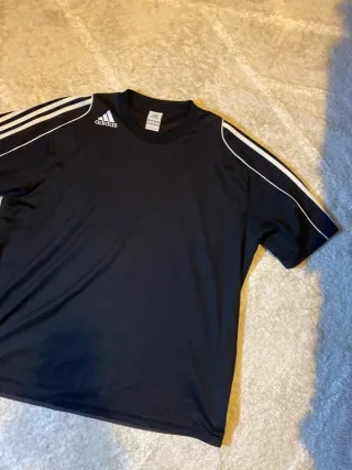 Camiseta Adidas Negra y Blanca Deportiva