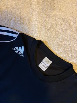 Camiseta Adidas Negra y Blanca Deportiva