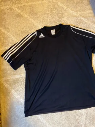 Camiseta Adidas Negra y Blanca Deportiva
