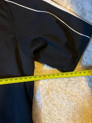 Camiseta Adidas Negra y Blanca Deportiva