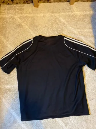 Camiseta Adidas Negra y Blanca Deportiva