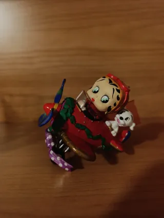 Decorazione natalizia di Betty boop sull'aereo.