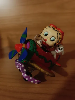 Decorazione natalizia di Betty boop sull'aereo.