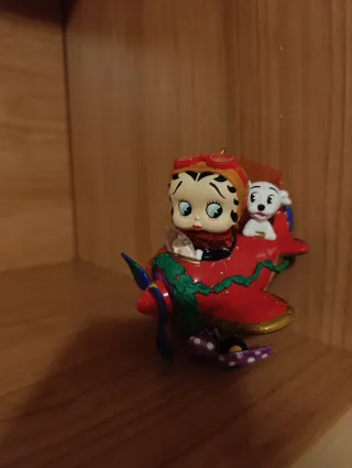 Decorazione natalizia di Betty boop sull'aereo.