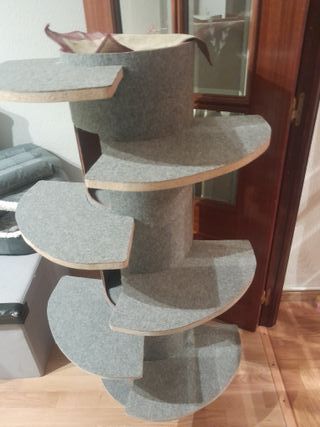 Árbol para gatos gris y marrón