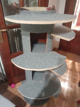 Árbol para gatos gris y marrón