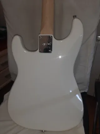 Guitarra Eléctrica Squier Stratocaster + Pickguard