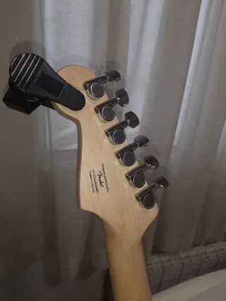 Guitarra Eléctrica Squier Stratocaster + Pickguard