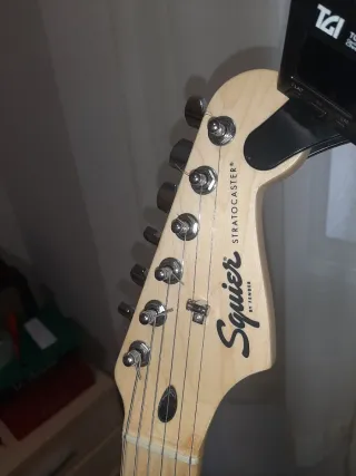 Guitarra Eléctrica Squier Stratocaster + Pickguard