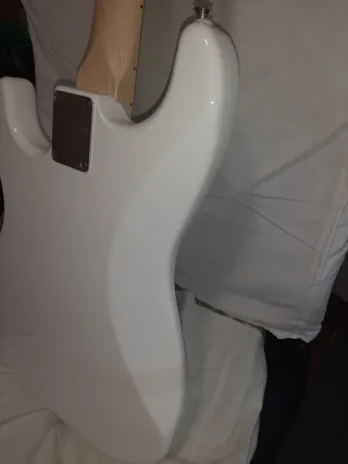 Guitarra Eléctrica Squier Stratocaster + Pickguard