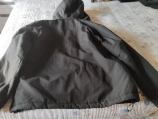 Anorak negro con capucha