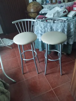Taburetes de cocina beige y plateados