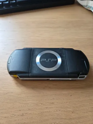 PSP 1004 con Caricatore Originale e Memory 1GB