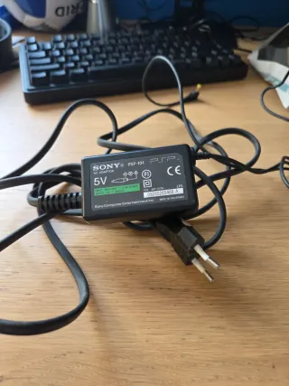 PSP 1004 con Caricatore Originale e Memory 1GB