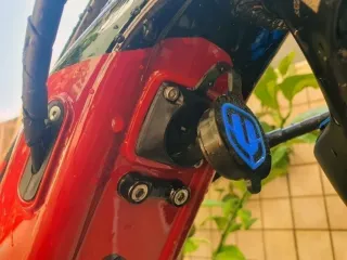 Tapa puerto de carga Mondraker Azul Mejorada