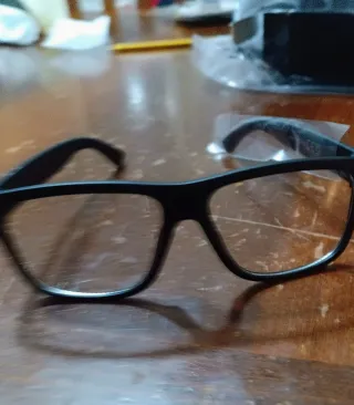 Occhiali neri con custodia