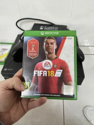 Xbox One con 2 mandos y fuente