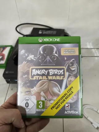 Xbox One con 2 mandos y fuente