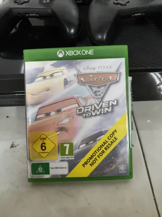 Xbox One con 2 mandos y fuente