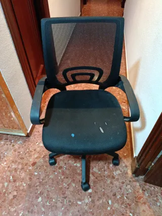 Silla de escritorio negra con ruedas