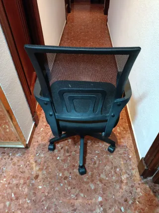 Silla de escritorio negra con ruedas