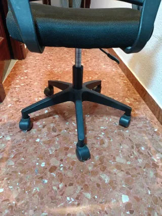 Silla de escritorio negra con ruedas