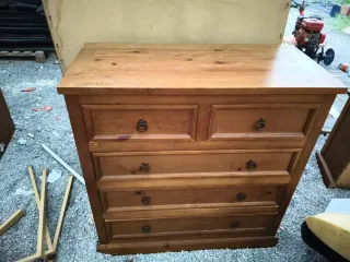 Cómoda grande de madera de pino