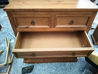 Cómoda grande de madera de pino