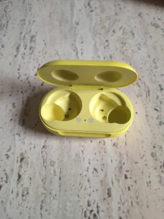 Estuche Carga Samsung Sound by AKG Amarillo