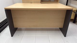 Mesa de despacho robusta madera y metal