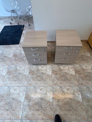 4 Cassettiera da Ufficio con tre cassetti.