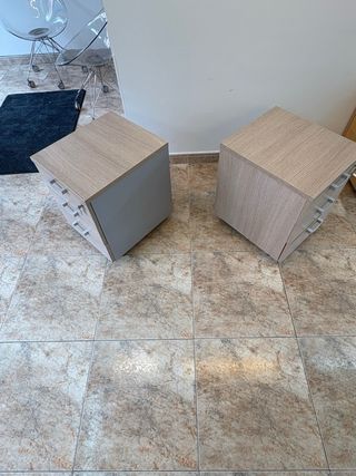 4 Cassettiera da Ufficio con tre cassetti.