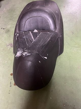 Asiento de moto negro