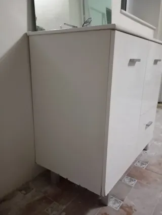 Mueble de lavabo blanco