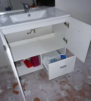 Mueble de lavabo blanco