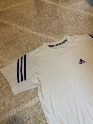 Camiseta Adidas Retro Y2K Blanca y Morada
