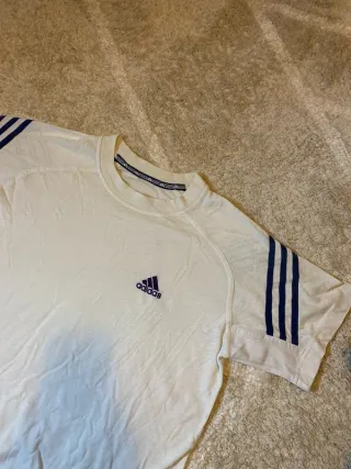 Camiseta Adidas Retro Y2K Blanca y Morada