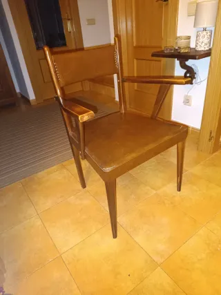 Silla con brazos de madera vintage