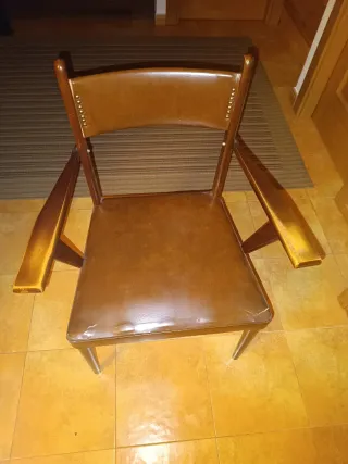 Silla con brazos de madera vintage