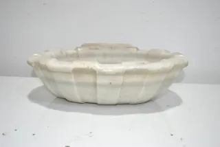 Antigua pila de mármol blanco