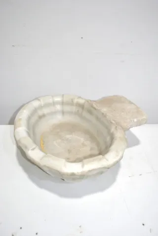 Antigua pila de mármol blanco