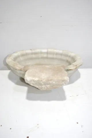 Antigua pila de mármol blanco