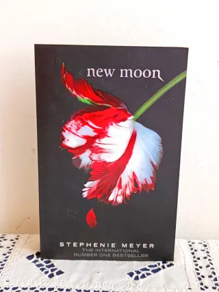Book New Moon • Stephenie Meyer • English edition