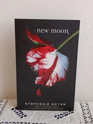 Book New Moon • Stephenie Meyer • English edition