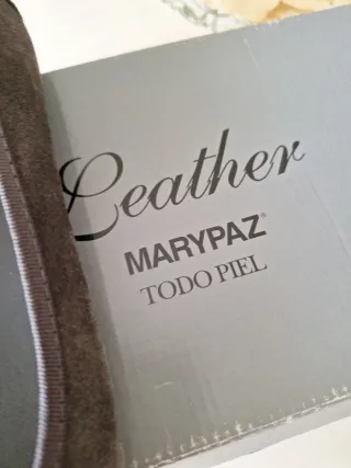 Manoletinas grises de piel con detalle floral