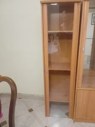 Mueble vitrina madera y cristal