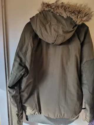 Anorak verde con capucha y pelo