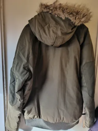Anorak verde con capucha y pelo